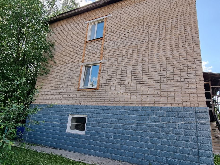 Продам дом с большим участком.
