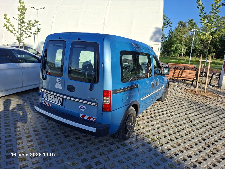 Vând Opel Combo c an 2002