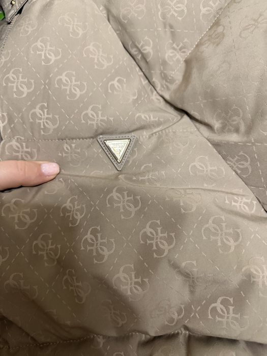 Vând geaca noua lunga Guess,