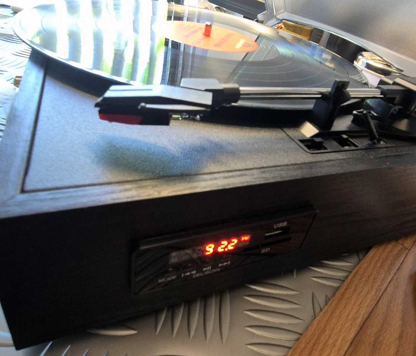 Грамофон TR109-R с ВГРАДЕНА БАТЕРИЯ, FM, Bluetooth, USB, SD слот и говорители