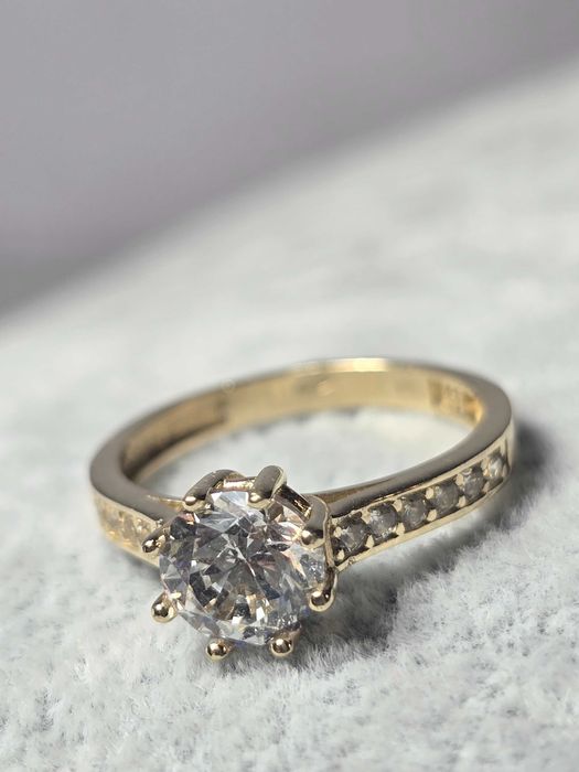 Inel Damă cu Piatră Mare și Pietricele din Aur 14K – Eleganță și Strălucire