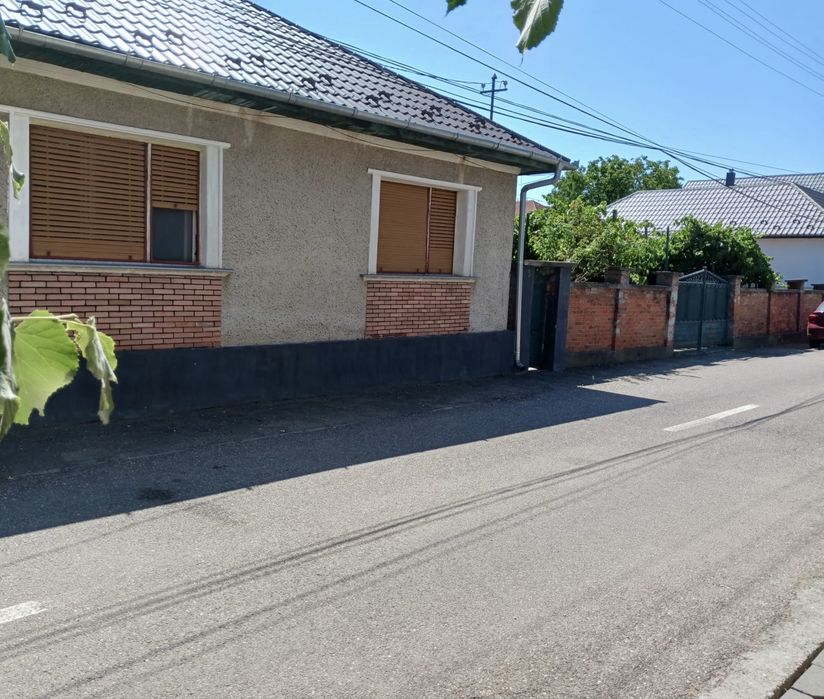 Casa 100m2 cu teren 1300m2, zona centrala