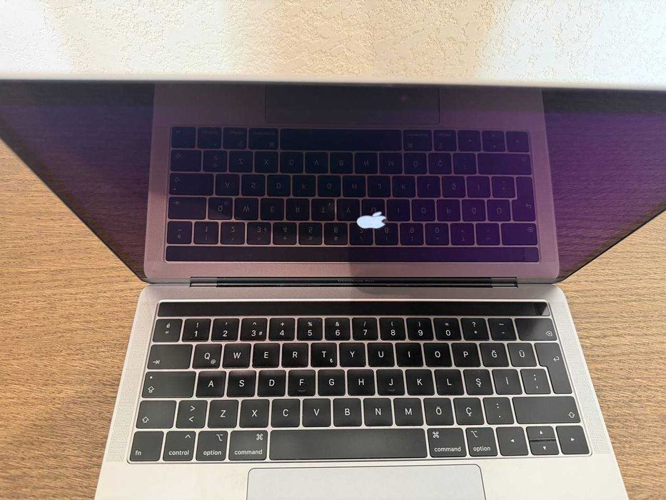 MacBook Pro 13 (A1989 | i5 | 8GB | 256GB SSD | Touch Bar )