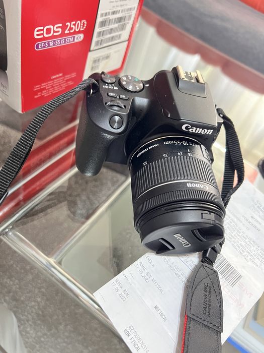 Canon 250d cu obiectiv 18-55mm,ca nou