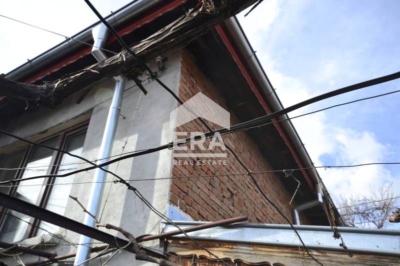 Продава се уютна едноетажна къща с гледка в кв. Хисаря, Хасково!