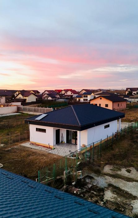 Case din panouri sandwich 10x10