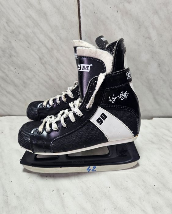 Patine 42 hochei hockey CCM marime 34-35 ( 22 cm )