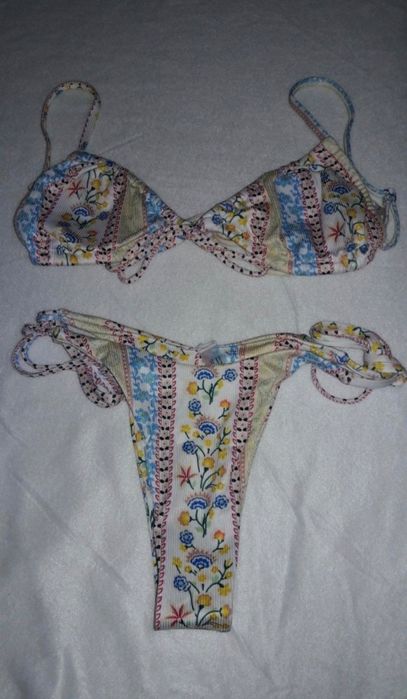 Costum de baie alb cu flori