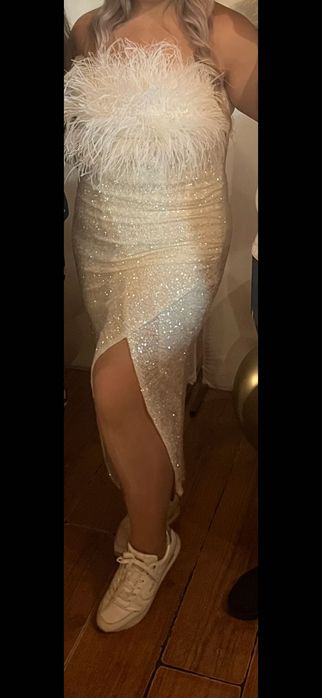 Бяла рокля с пера