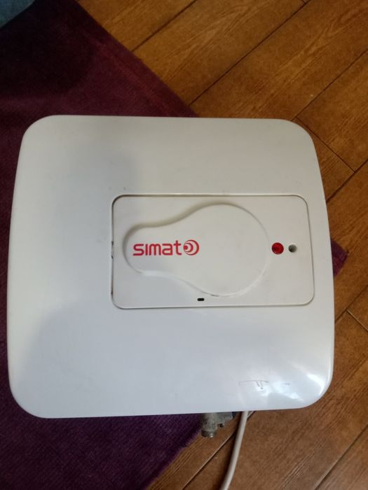 Boiler electric marca Simat, cu capacitate de 10 litri, funcțional.