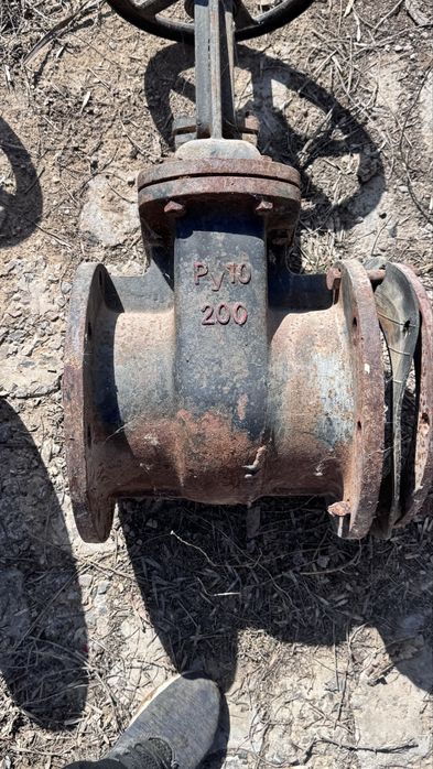 Задвижка  б/у 200.