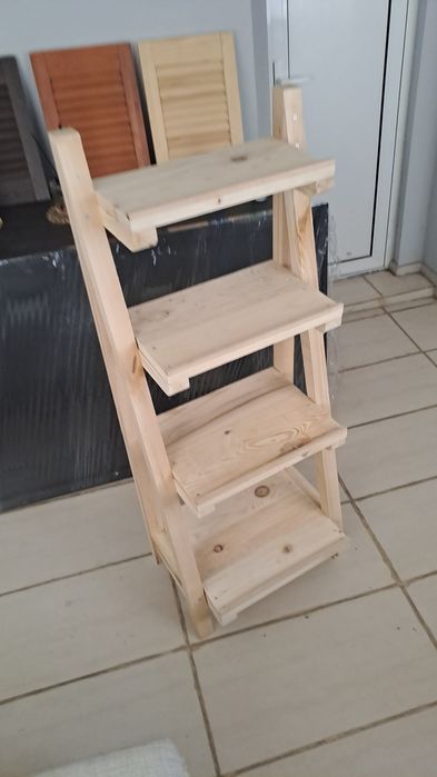 Стелаж с каскадни рафтове