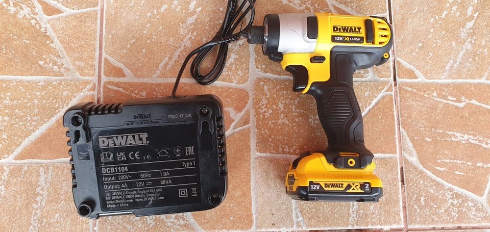 Masina  de înșurubat pe bateri dewalt. 12 V.