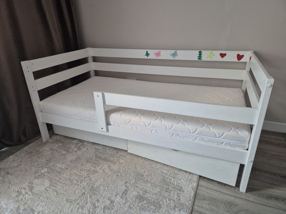 Продам стол и кроватку детскую