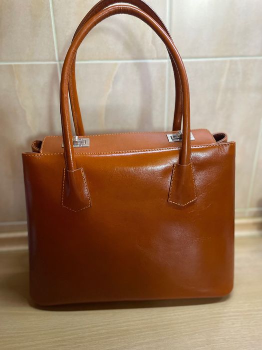 Дамска чанта от естествена кожа в карамелено кафяво