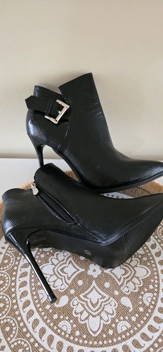 Ботильоны на высокой шпильке.
