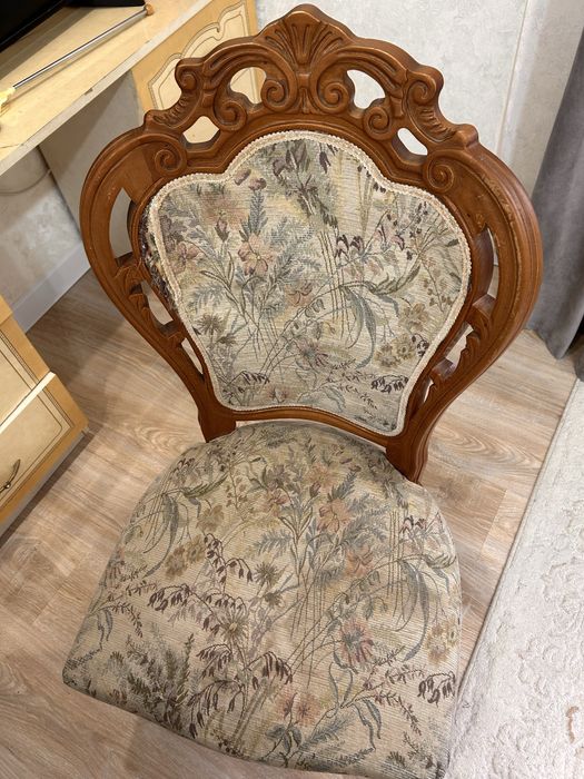Продам сто и стулья