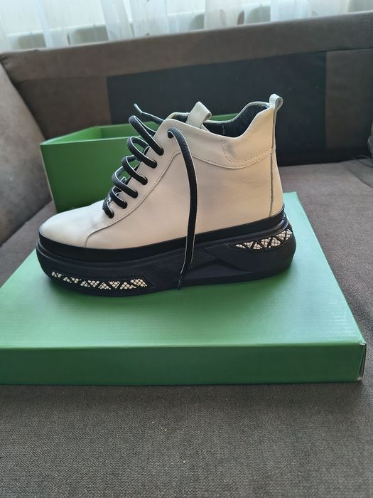 Нови дамски бели боти от естествена кожа