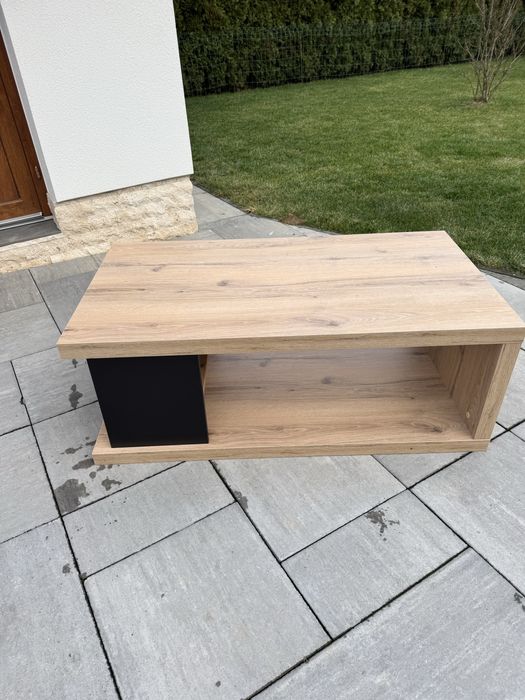 Vând masa petru salon sau pentru afară pe terasa