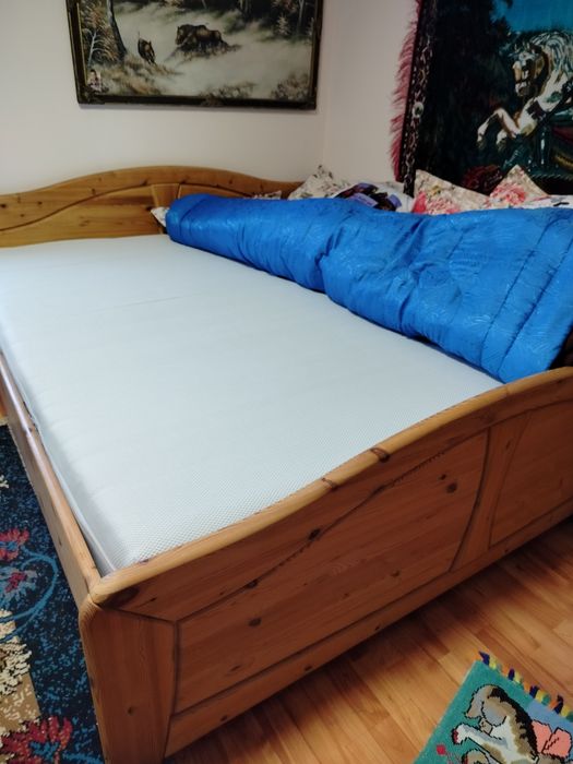 Vând pat matrimonial 200/200 în stare foarte bună.