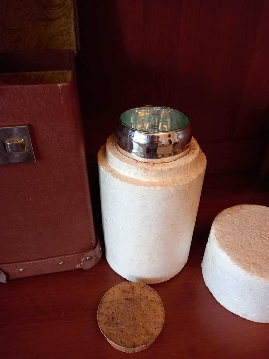 в продаже редкий чемодан  ссср с термосом внутри.  цена стоит условн