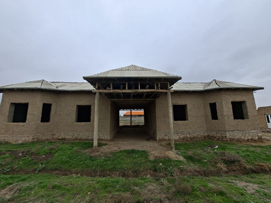 Samarqandda 6 xonligi uy sotiladi