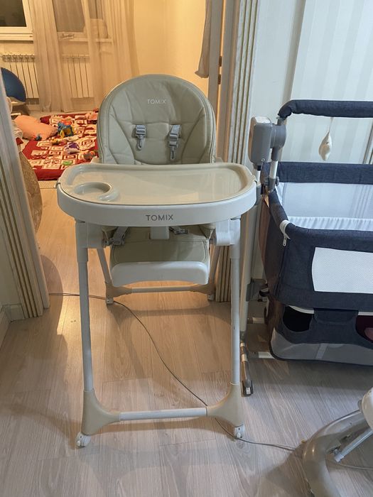 Манеж- кровать, стульчик для кормления, ходунок