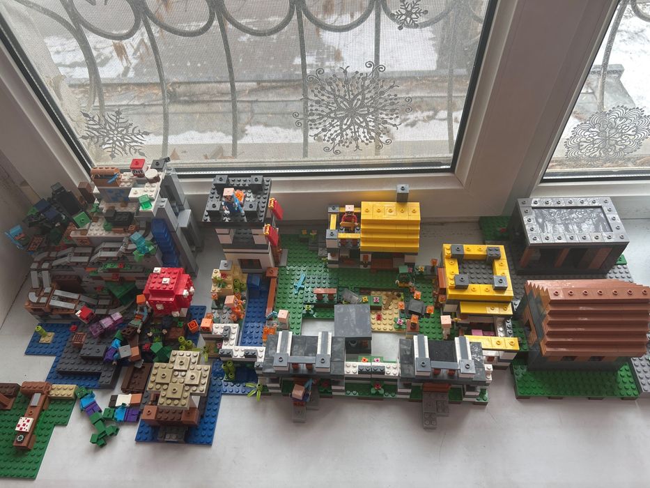 Несколько разных наборов Lego Minecraft