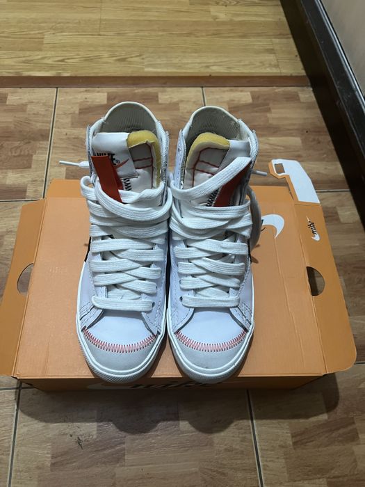 Кеды Найк белые.