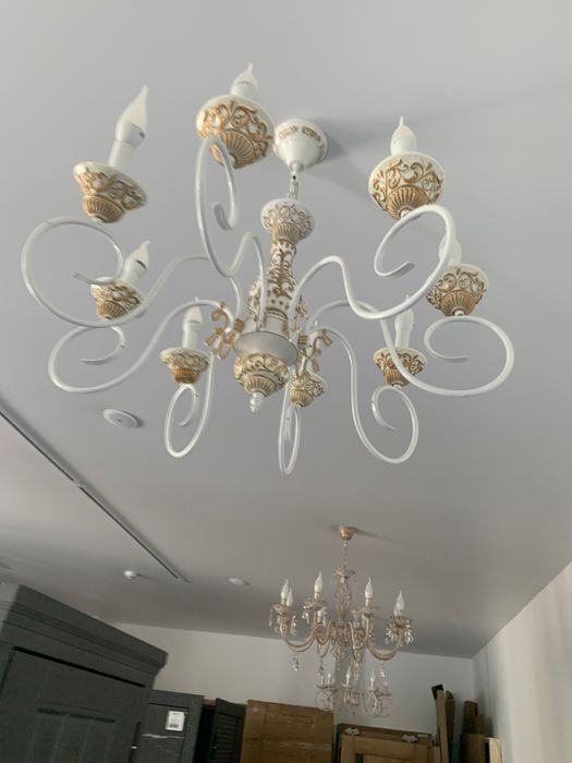 Люстры восьми рожковые.