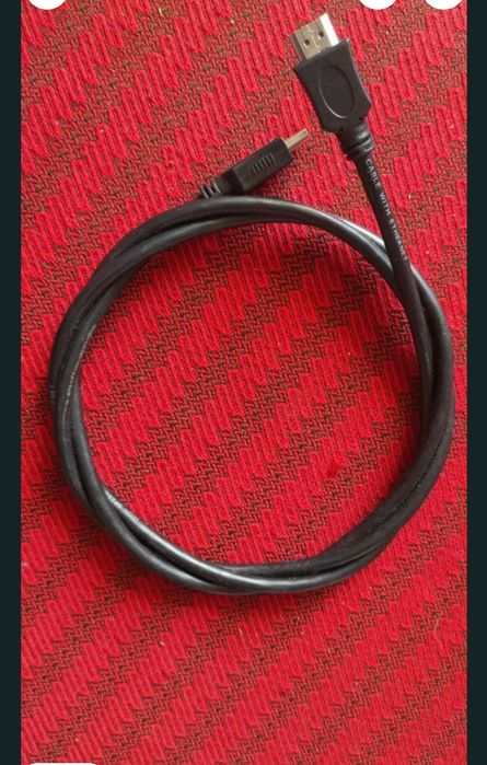 Cablu HDMI original în perfectă stare de funcționare.