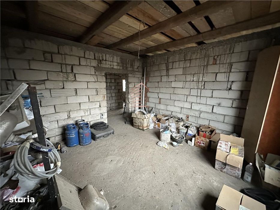 Casa 5 camere parter + etaj, teren de 1000  mq  Livada