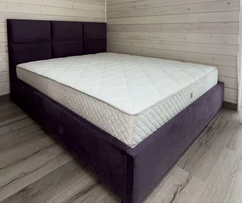 Двуспальная кровать с матрасом