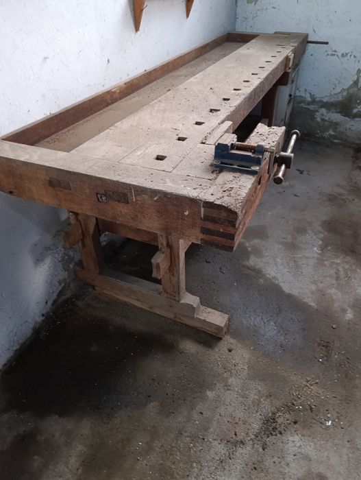 Vând banc de lucru pentru tâmplărie din stejar cu menghine