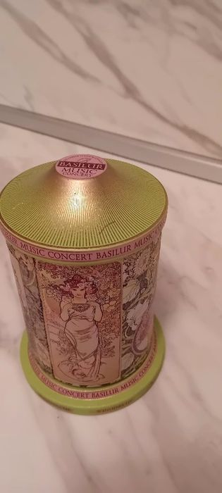 Музикална метална кутия.