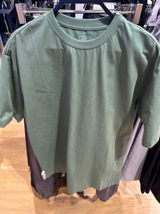 Одежда в хорошем состояние цены по запросу звоните есть доставка по