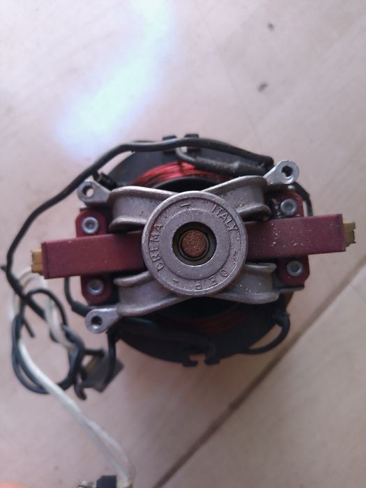 Motor universal cu regulator de viteza .