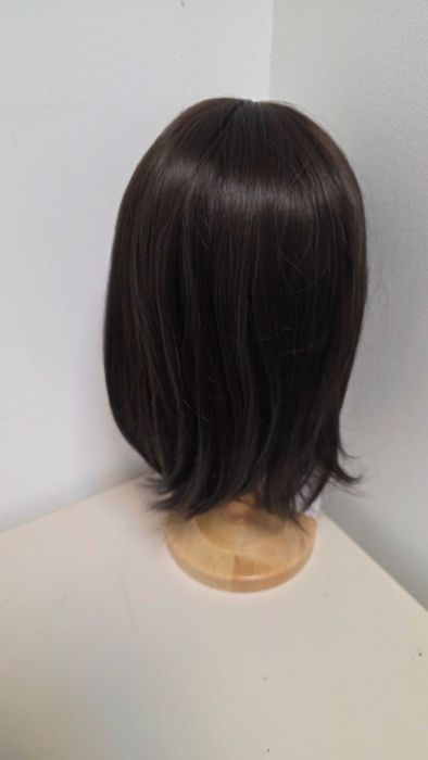 Perucă HAIRCUBE scurtă șaten închis, dreaptă în straturi, sintetică