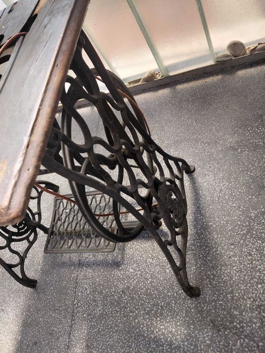 Маса от шевна машина SINGER