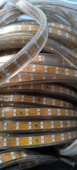 Banda led roșu și verde