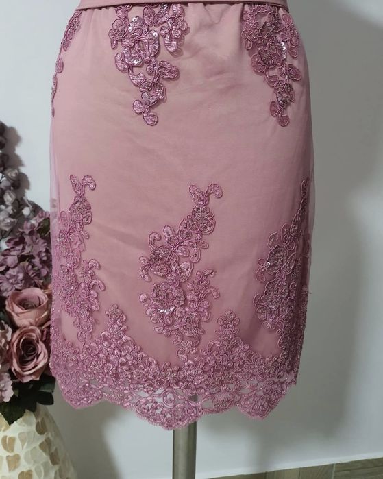 Rochie pentru ocazii speciale din dantela brodata, cu cordon propriu