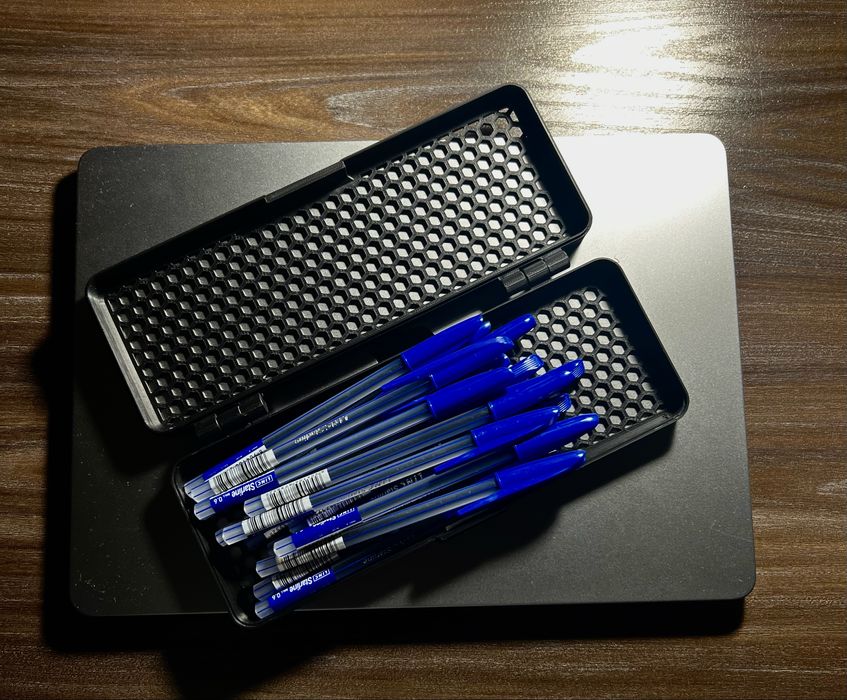 Пенал с поверхностью покрытия соты