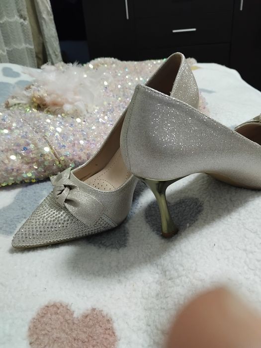 Дамски обувки с високо токче камъчета