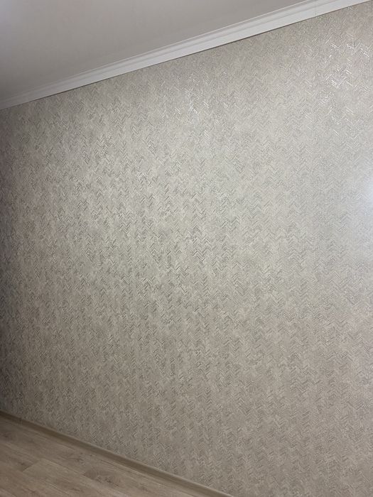 Клеим обой.