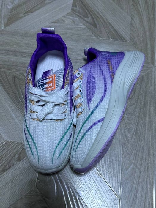 Женские кроссовки