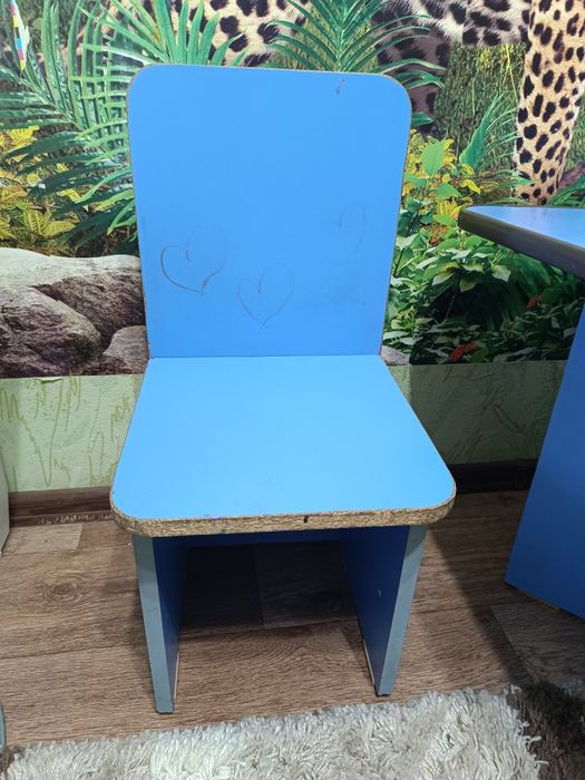 Продаю столик и два стульчика