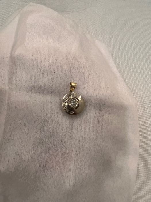 золотой кулон с бриллиантами