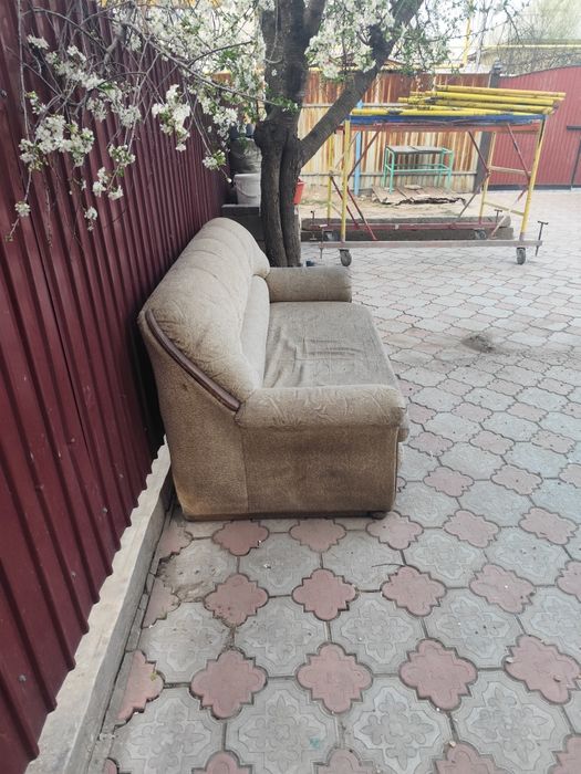 Отдам диван, самовывоз.