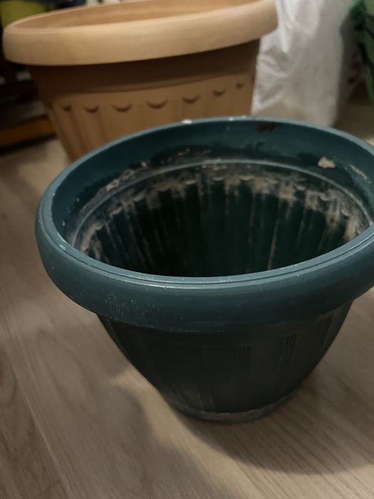 Продам Горшки для домашних цветов.