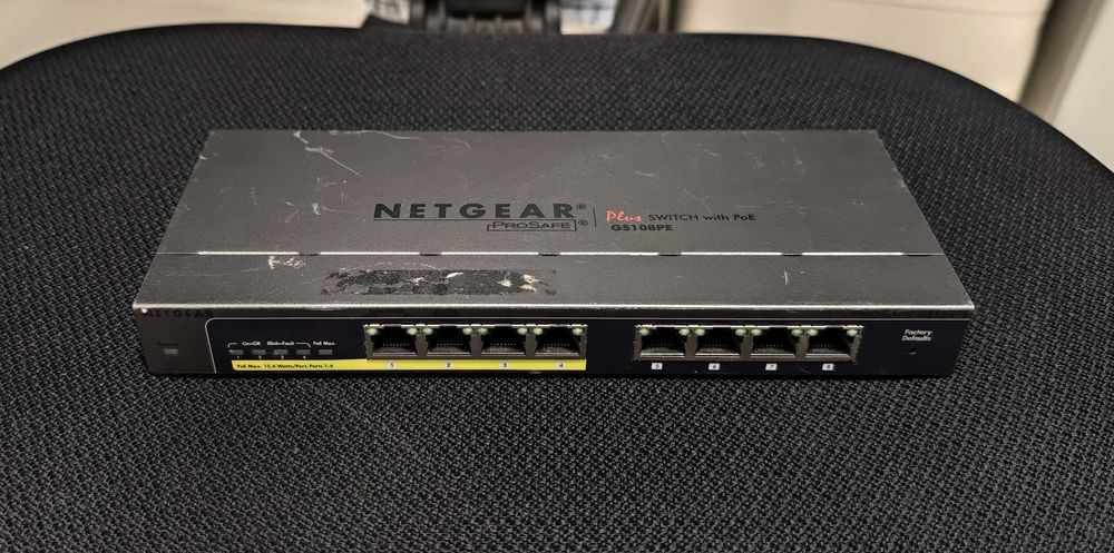 8 портови (4+4 PoE) суичове Netgear и TP-Link
